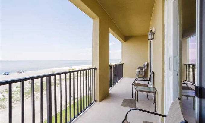 Henderson Point Condominio | #722 Beachfront 2 bed unit in Henderson Point!
