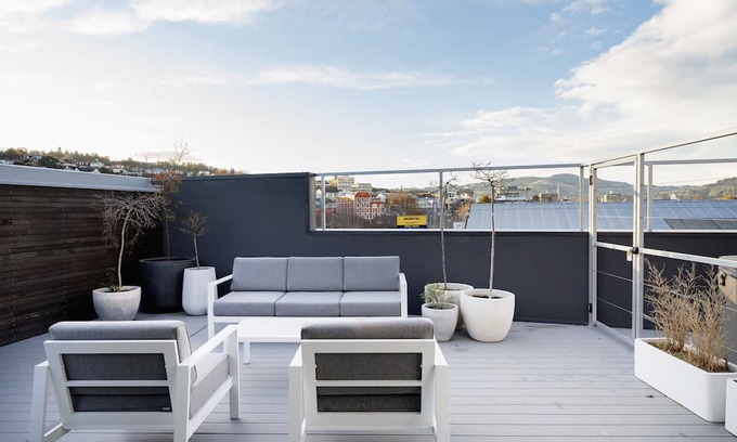 Dunedin City Centre Apartamento | Central Double Story Apartment w Spa Pool!