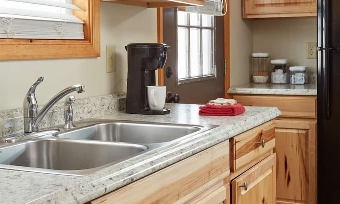 Hood Casa | Birds and Bees Cottage | 2 Bed, 1 Bath