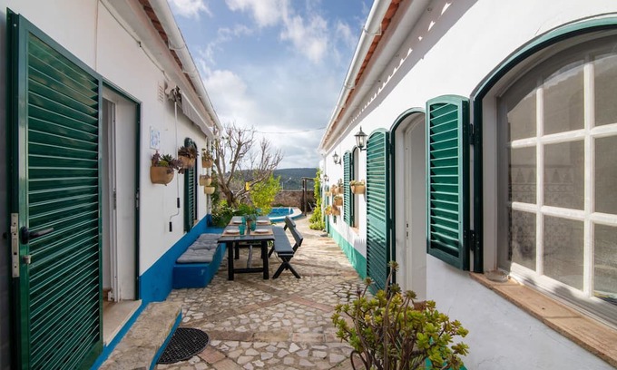 Loule Casa | Holiday Home 'Casa Delfim - Casa Azul' with Mountain View, Shared Pool and Wi-Fi