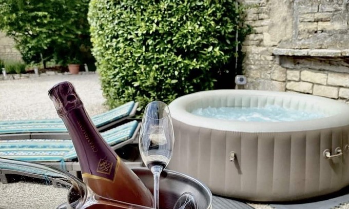 Tusson Cama Y Desayuno | Maison Dix has two elegant, charming guests rooms in Tusson.
