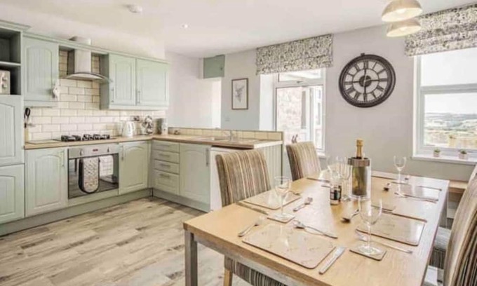 Crawcrook Casa | Homely three bedroom cottage with log burner.
