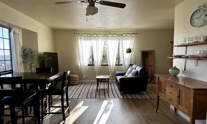 Watsonville Apartamento | Spacious two bedroom with expansive views of the mountains and valleys!