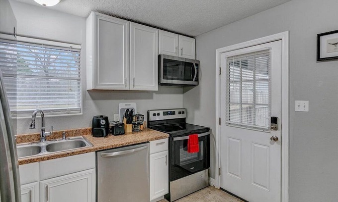 Bridge City Casa | Cozy 2 bedroom duplex in Bridge City