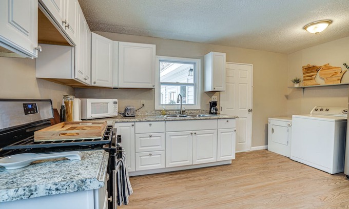 Lakeland Casa | Charming Lakeland Home: Steps to St Croix River!