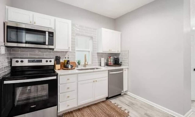 West Columbus Casa | The Sweet Escape - Stylish Home in Columbus!
