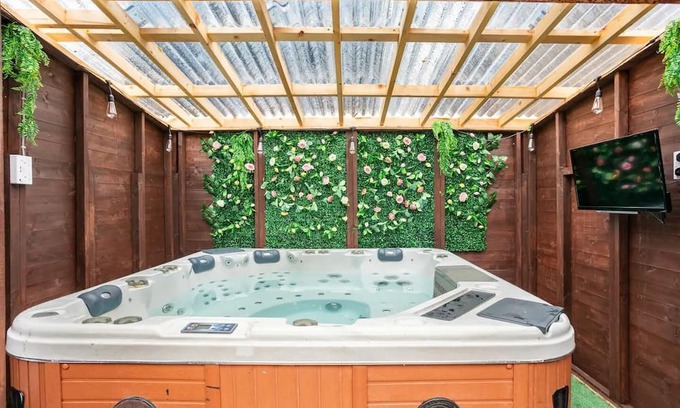 Hamilton Casa | Captivating 2-Bed House in Hamilton with jacuzzi