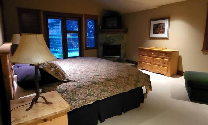 Whistler Cay Heights Casa | Wonderful family chalet in Whistler. 5 Bedroom / 5.5 Bath Sleeps 12.