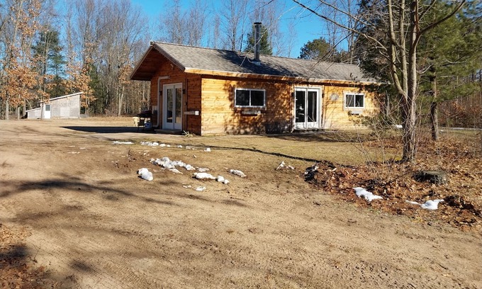 Pentwater Cabina | Cuddle up in this cozy cabin