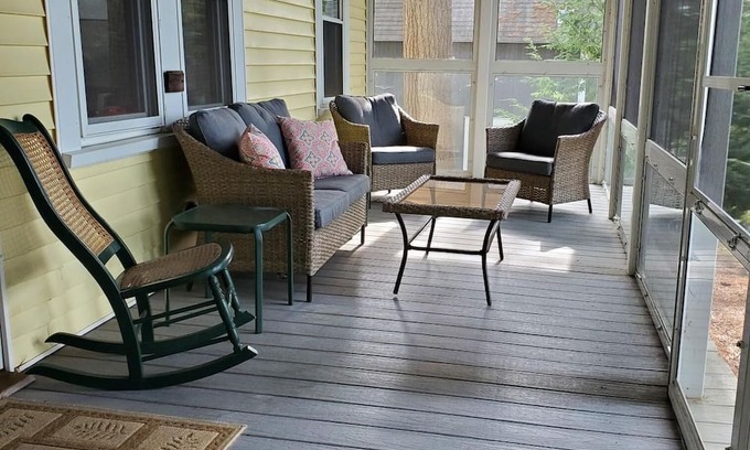Alton Bay Cabina | Cheerful 4-bedroom cottage overlooking lake