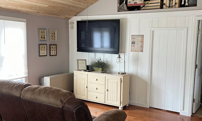 Lochmere Cabina | 1 BR Cabin with Dock and Shared Beach