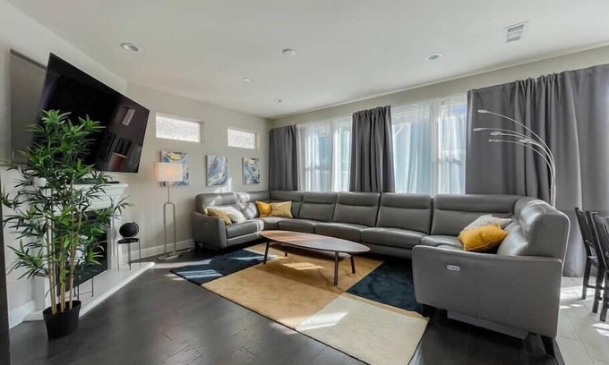 Pittsburg Casa | New & Big is better! Just listed