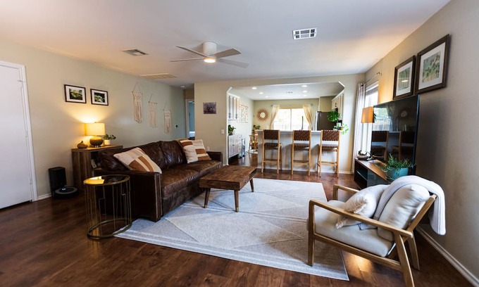 Montopolis Casa | Roomy Riverside Retreat, Great for Groups, Close to Downtown and Airport