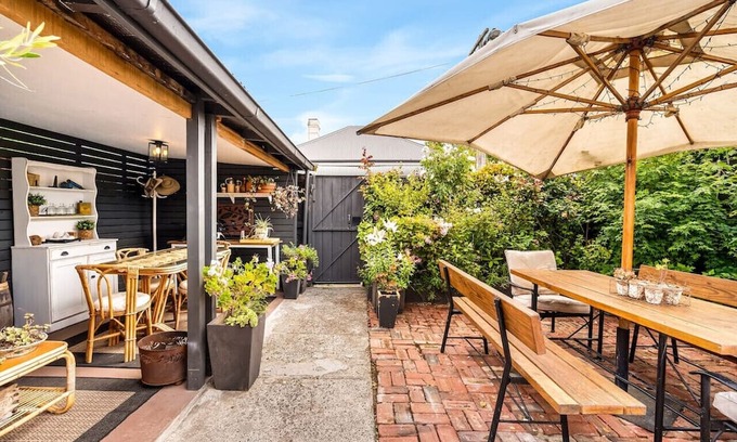 New Town Casa | Roses on Pirie - Comfortable & Central