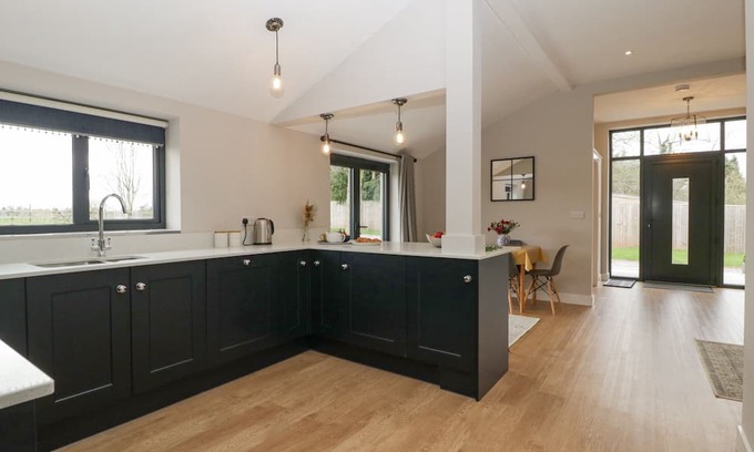 Newent Cabaña | MEDLANDS, pet friendly, with a garden in Newent