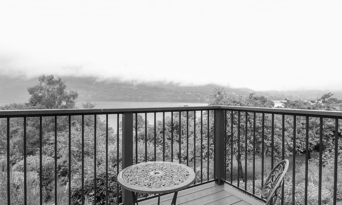 Loch Tay Cabaña | WATERFALL COTTAGE, pet friendly, with open fire in Aberfeldy