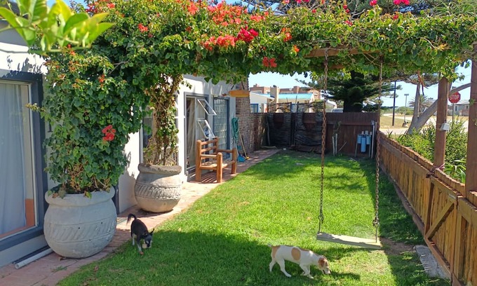Gouritz Casa | Quaint Pet-Friendly Family Retreat: Just Steps Away from the Stunning Ocean