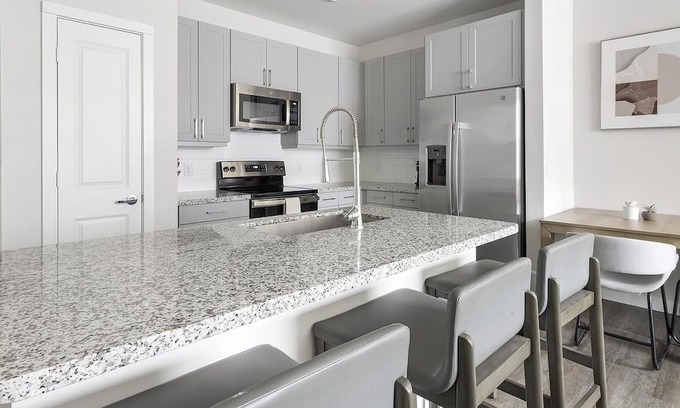Spring Branch East Apartamento | Modern Apartment in Prime Location (ID1403X425)