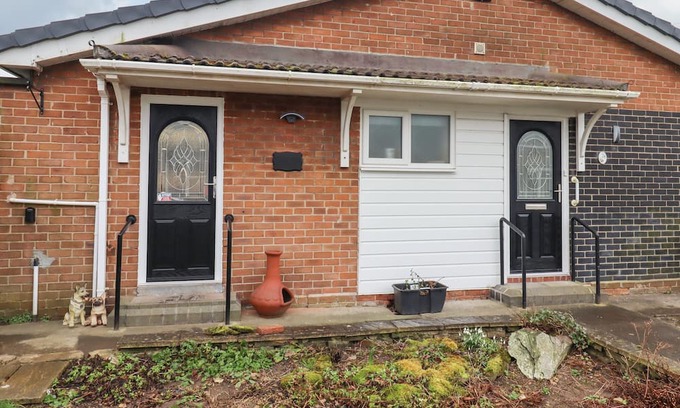 South Shields Cabaña | BASE CAMP, pet friendly, with a garden in South Shields