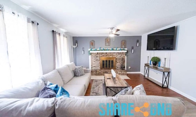 Sherwood Casa | Charming 3BR/2BA Sherwood Home with 2-Car Garage