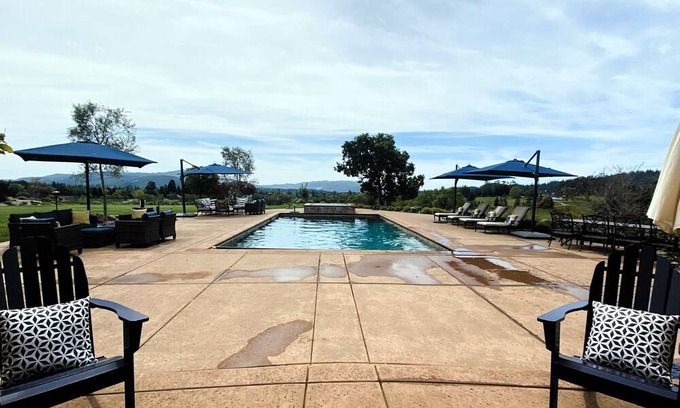 Riebli-Wallace Neighborhood Group Casa | Secluded Luxury Estate in the Wine County