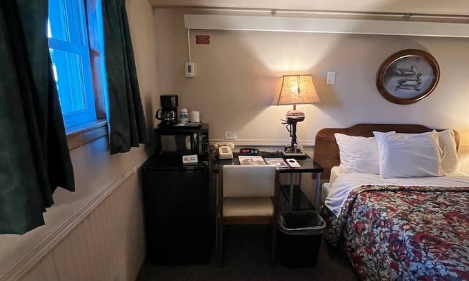 Onalaska Casa | Overlooking Lake Onalaska -- full-size bed + bath in nostalgic motel