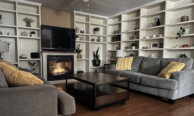 Elora Casa | Heart of downtown w/ private backyard. Walk to Elora Mill!