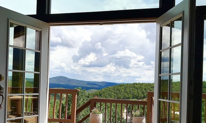 Cedar Crest Casa | mountain home near sandia trails.