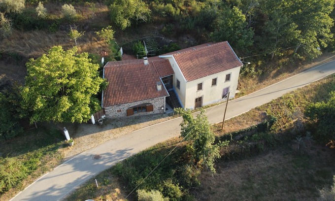 Moitas Otro | Farmhouse 'Yellow House - Casa Amarela' with Mountain View, Shared Pool and Wi-Fi