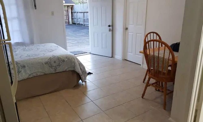 Brookhollow Apartamento | Studio Apartment Close to Galleria