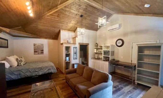 Nampa Casa | Rustic Room Guest House near NNU