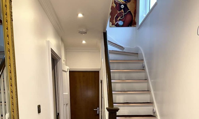 West Hendon Casa | Family-sized House in the heart of North London !