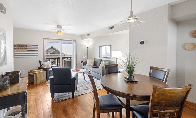 Morgantown Casa | Updated-100Mbps-Smart TV-3 TVs-Full Kitchen-W/D
