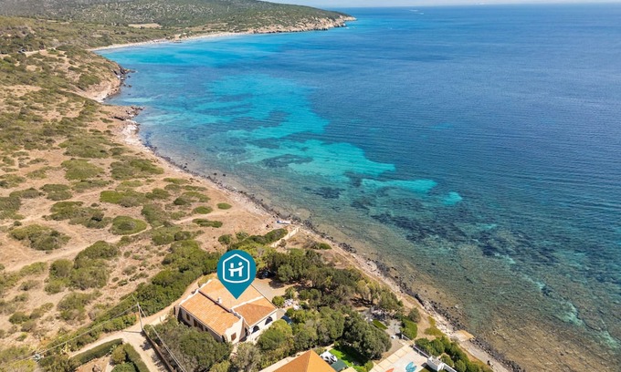 Sant'Antioco Casa | Holiday Home 'Fronte Mare Azzurro' with Sea View, Shared Garden and Wi-Fi