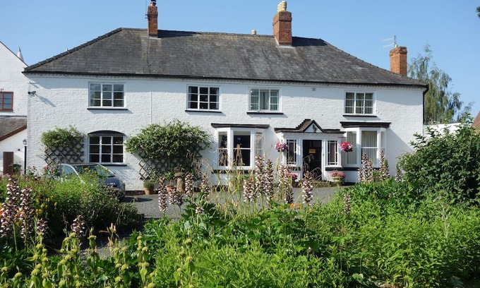 Broadwas Otro | Self catering wing in Regency farmhouse close to the magnificent Malvern Hills