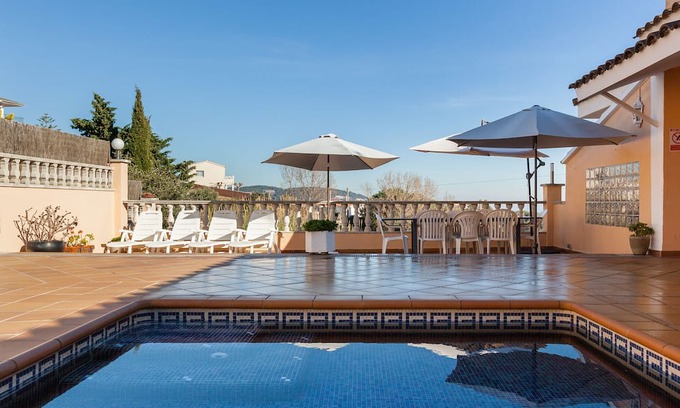 Sant Cebria de Vallalta Casa | Holiday Home 'Villa Sol' with Sea View, Private Pool and Wi-Fi