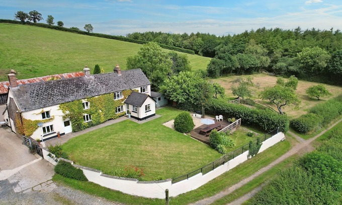 Petrockstowe Casa | HALLWOOD, pet friendly, with open fire in Hatherleigh