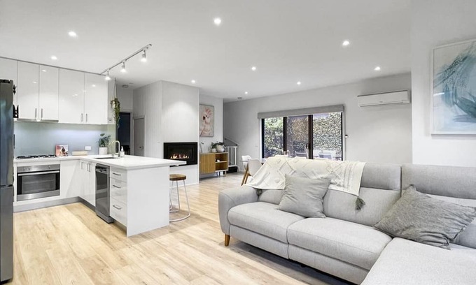 Frankston Casa | An Entire Modern Townhouse on Spray close to Beach & Amenities