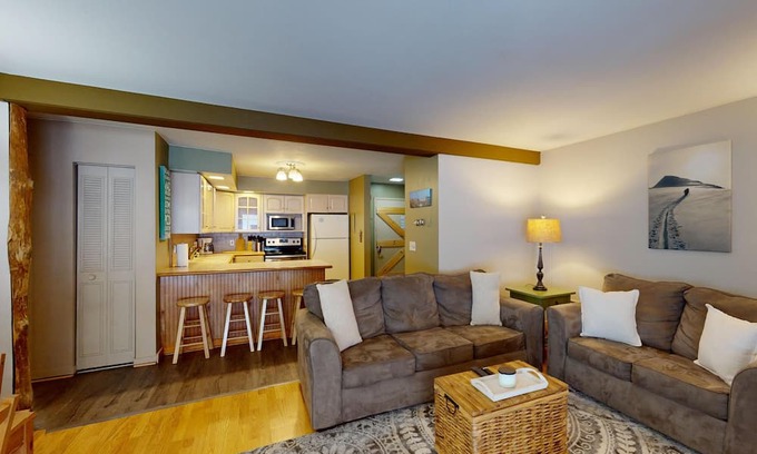 Mendon Condominio | Gateway Comfort - 2 BR Rustic Condo in Mendon