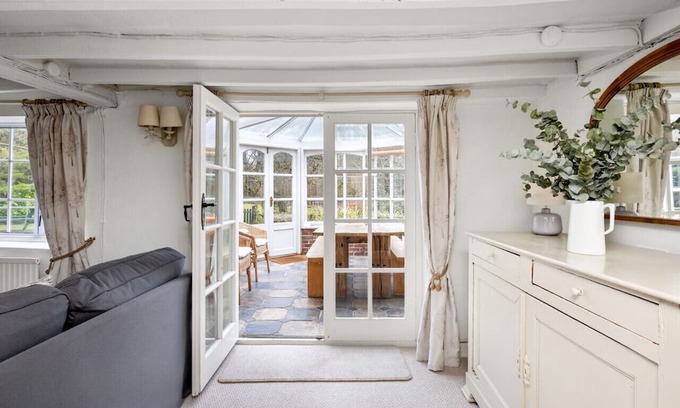 Steyning Casa | The Milkhouse - Baking and wreath making workshops on site