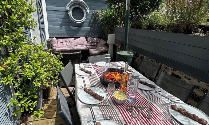 Asnieres-sur-Seine Casa | Proche des Sites Paris Jo24, Maison Calme, Barbecue et Salon de Jardin au Soleil