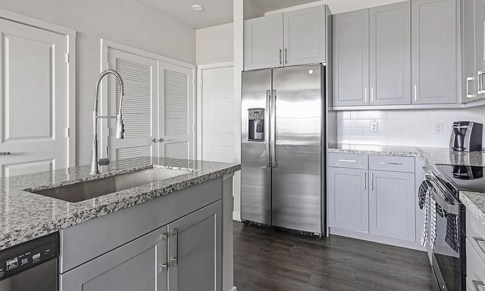 Spring Branch East Apartamento | Modern Apartment in Prime Location (ID1403X426)
