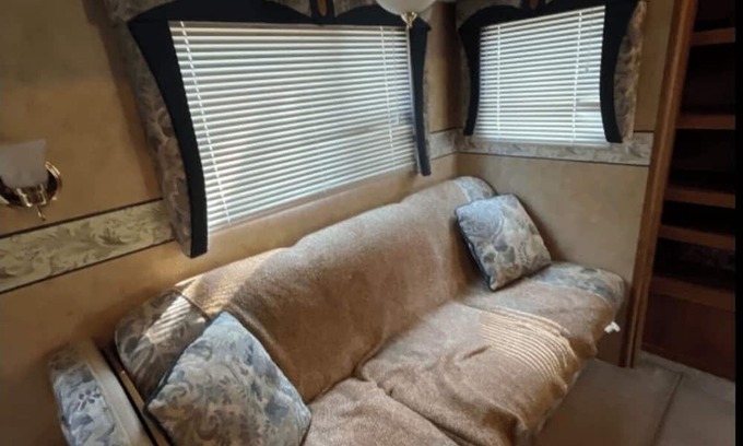 Crystal Falls Alquiler De RV | 2006 Jayco JayFlight- Lakeside Adventures