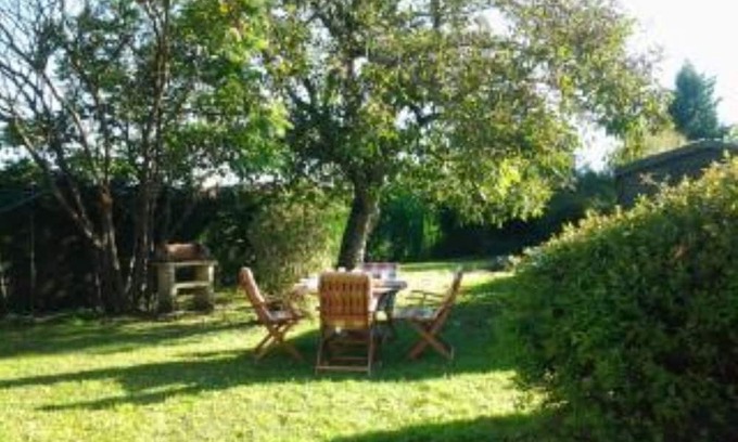 La Chapelle-Themer Cabaña | Le Chevrefeuille Pretty, countryside cottage with large private gardens.