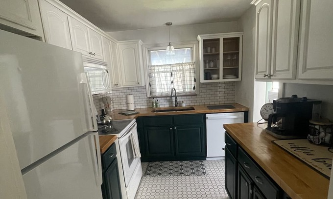Huntington Casa | ~Cozy 3-Bedroom Bungalow~Near Ritter Park, Downtown, and Marshall University
