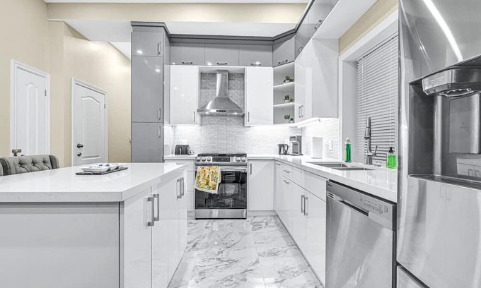 Landsdale Casa | Stylish 5bed Home Near DT/Hospitals/GO/Lake/TiCats