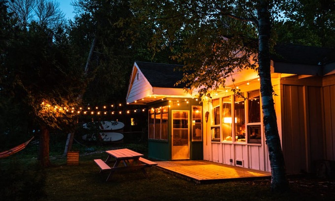 South Bruce Peninsula Cabina | Cozy 3-bedroom Nostalgic Waterfront Cabin on Lake Huron