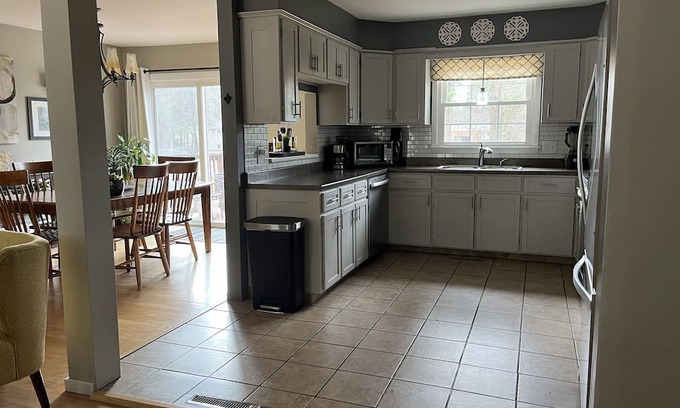 Williston North Casa | Spacious 5-bedroom house 2 miles from Burlington Airport