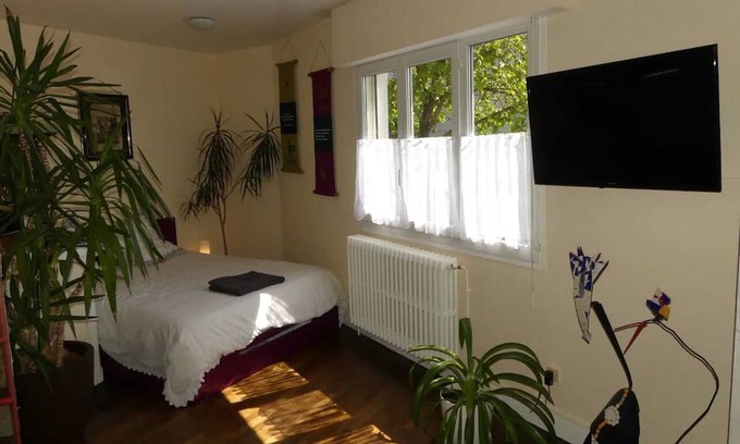 Bourges Apartamento | Homerez - Beautiful studio for 4 ppl. at Bourges