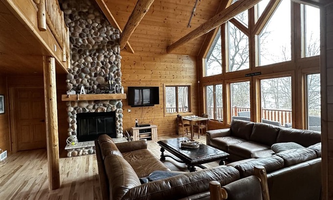 Big Bay Casa | Spacious 6-bedroom lake house on lake Petenwell in Necedah with AC, WiFi